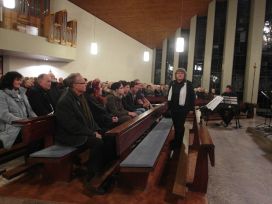 Zwischendurch gibt Erika Wagner Informationen zu den Liedern oder übersetzt einzelne Textzeilen