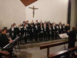 Gregor Wohak begleitet dezent und sehr gefühlvoll auf dem E-Piano