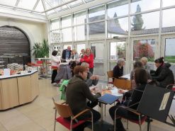 Zwischendurch können sich die Sängerinnen und Sänger immer wieder mit Getränken und Gebäck stärken ...