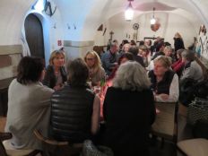 Im Gewölbekeller klingt der Freitagabend in geselliger Runde aus ...