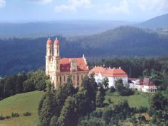 Die Klosteranlage in Schönenberg - das Tagungshotel liegt direkt daneben