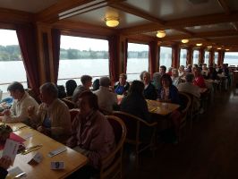 Auf dem Raddampfer wartet die Reisegruppe auf das Weißwurstfrühstück ...