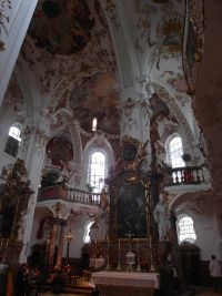 Blick in den Altarraum des Klosters