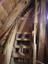 Auf einer schmalen und steilen Treppe führt der Weg hoch in den Kirchturm