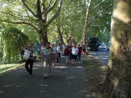 Kleiner Fußmarsch zur Schiffsanlegestelle