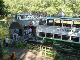 Die Damen besteigen das Ausflugsschiff NECKARBUMMLER