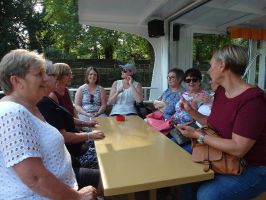 In den kleinen Sitzgruppen geht es schon bald lustig zu ...