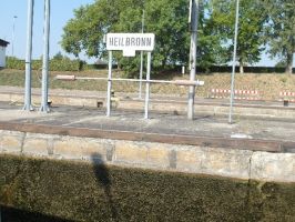 Man sieht es an der Mauer: Zug um Zug läuft das Wasser aus der Kammer ...