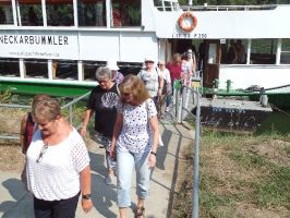 Nach der gemütlichen Fahrt verlassen die Frauen das Ausflugsschiff