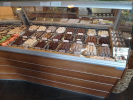 Die Verkaufstheke in der Konditorei lässt keine Wünsche offen - hm, sieht das lecker aus!