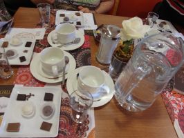 Auf jedem Besucherplatz findet sich ein Gedeck mit einer Auswahl von Schokolade und Trüffeln