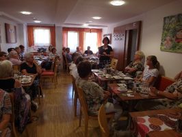 Aufmerksam folgen die Damen den Erklärungen von Konditorin Jutta Haaf