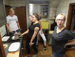 Begeisterung! Die ersten Hamburger bruzzeln bereits in der Pfanne ...