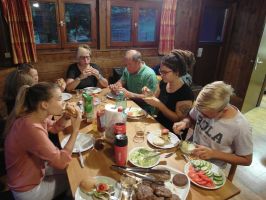 Beim Abendessen lassen es sich alle gut schmecken!