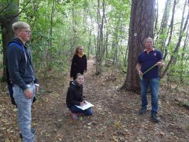 Die erste Gruppe bei der Schnitzeljagd legt die Fährte und überlegt sich unterwegs, welche Aufgaben die Verfolger lösen müssen ...