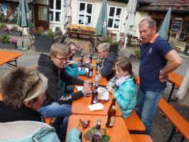 Oben auf der Burg werden die Lösungen der Verfolgergruppe überprüft!