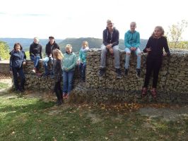 Es ist herrlich sonnig - die Gruppe hält sich noch ein wenig im Burghof auf ....