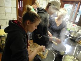 Unter der fachkundigen Anleitung von Marion werden fleißig von Hand Spätzle geschabt ....