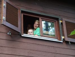 Wer spickelt denn hier im oberen Stock aus dem Fenster ...?