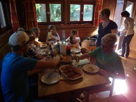 Spätes Mittagessen: es gibt Käsespätzle und panierte Schnitzel. Wohlgemerkt: alles selber gemacht!