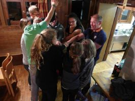 Beim ENTWIRRSPIEL haben alle viel Spaß und man sieht wirklich witzige Verrenkungen ...