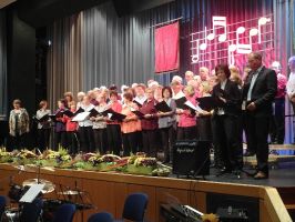 Die beiden Vereinsvorsitzenden geben einen Rückblick auf das Vereinsgeschehen der letzten Jahrzehnte und überreichen anschließend ein Abschiedsgeschenk an die Sängerinnen und Sänger von „Obligato“
