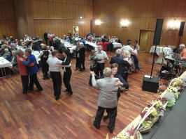 Zwischendurch können die Gäste immer wieder das Tanzbein schwingen 