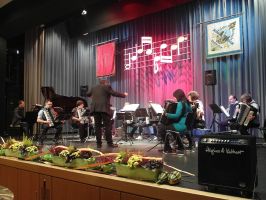 Schwungvoll und konzentriert agieren die Musiker des Akkordeonorchesters auf der Bühne 