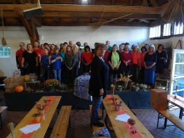 Chorleiterin Erika Wagner mit den Sängerinnen und Sängern von STIMMGABEL und FERMATE