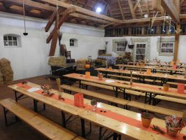 Entsprechend dem Motto der Veranstaltung ist die Kelter mit vielen Besen geschmückt ...