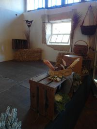 Wunderbar herbstlich geschmückt ist auch die Bühne