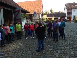 WARM-UP: Während innen FERMATE probt, singt sich die STIMMGABEL im Freien ein ...