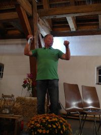 Vorstand Dieter Waller begrüßt die Gäste in der Kelter