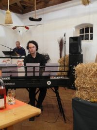 Pianist Peter Goller begleitet die Ensembles auf dem E-Piano