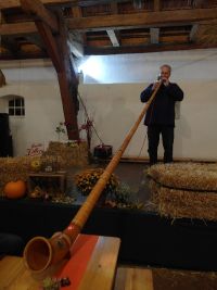 ... sogar ein Alphorn hat er im Gepäck!