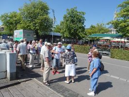 Fußmarsch zur Schiffsanlegestelle in Konstanz