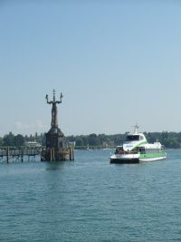 Die Hafeneinfahrt mit der bekannten IMPERIA