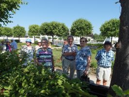 Die Ausflugsteilnehmer genießen den sonnigen Tag