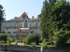 Eine malerische Landschaft und schöne alte Gebäude sind am Ufer zu sehen