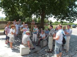 Die Reiseleiterin begrüßt die Gruppe