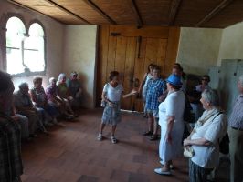 Die Kirchenführung beginnt im Vorraum der Pfarrkirche