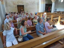 Gespannt wird den Ausführungen der Reiseleiterin zu den Bilderzyklen gelauscht