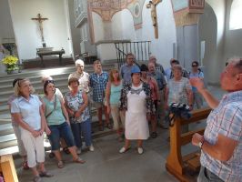 Am Ende der Kirchenführung stimmen die Sängerinnen und Sänger den Kanon DONA NOBIS PACEM an