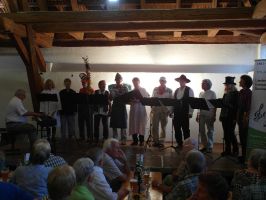 Chorleiter Gerhard Werz mit Sängerinnen und Sängern von Obligato und Stimmgabel bei der schwungvollen Einlage D'R G'SANGVEREIN