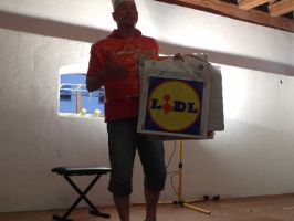 Natürlich darf auch ein Werbeblock im Abendprogramm nicht fehlen - hier Vorstand Dieter Waller mit seinem TÜTEN-SKETCH, der viel Wortwitz beinhaltet ...