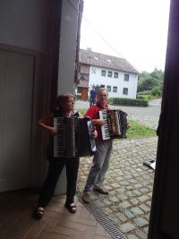 Erika Wagner und Samuel Grennert machen Musik und unterhalten die Besucher mit flotten Weisen