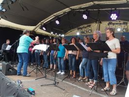 Der Chor STIMMGABEL unterhält am Sonntagnachmittag auf der Showbühne