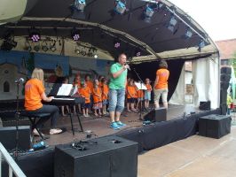 Vorstand Dieter Waller begrüßt die Besucher des Schlehenfestes