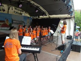 Mit großer Begeisterung stehen die KLANGSTERNCHEN auf der Bühne und sind voll in ihrem Element ...