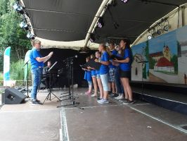 Der Jugendchor FERMATE unterhält mit Titeln aus den aktuellen Charts